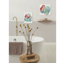 Badezimmerszene mit Badewanne, Hocker mit Blumenvase und zwei Wandbildern mit Arielle, die Meerjungfrau