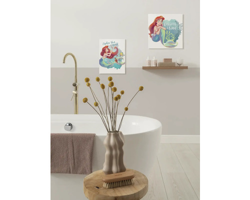 Badezimmerszene mit Badewanne, Hocker mit Blumenvase und zwei Wandbildern mit Arielle, die Meerjungfrau