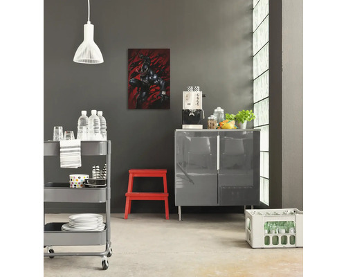 Wohnraum mit Wandbild, Küchenwagen, Küchenschrank und Tritthocker