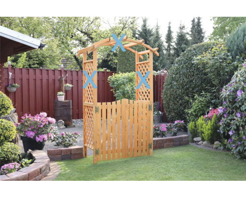 Vue du jardin avec arche en bois et portail de jardin devant une pelouse