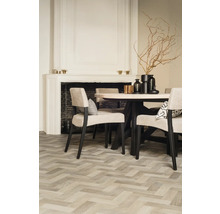 Salle à manger avec table, chaises, cheminée et parquet à chevrons