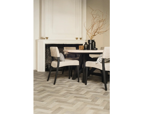 Salle à manger avec table, chaises, cheminée et parquet à chevrons