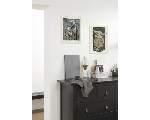 Wanddekoration mit Motiven aus der Serie The Mandalorian über einer Kommode