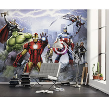 Mur avec papier peint à motifs Avengers dans un salon avec chaise et lampadaire.