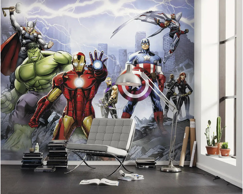 Mur avec papier peint à motifs Avengers dans un salon avec chaise et lampadaire.