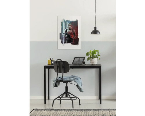 Gemälde eines Soldaten an einer Wand über einem Schreibtisch