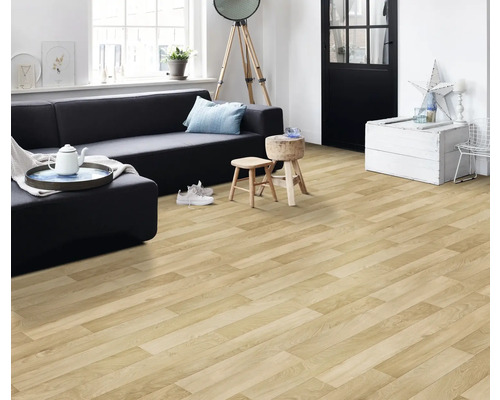 Salon lumineux avec sol stratifié imitation bois, canapé et décoration