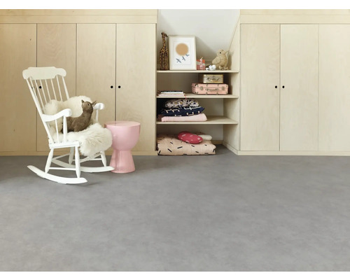 Chambre d'enfant avec étagères, armoire et fauteuil à bascule