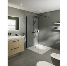Modernes Badezimmer mit Waschtisch, Spiegel, Dusche und Toilette.