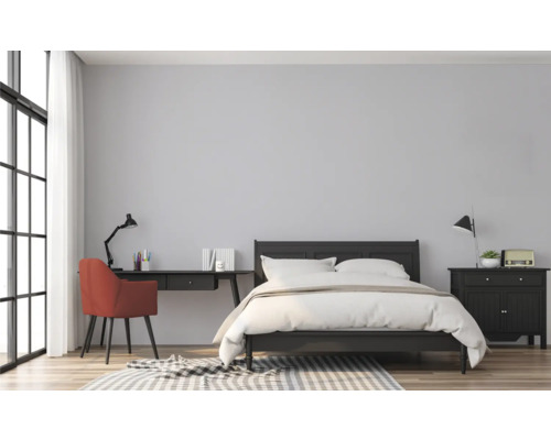 Chambre avec lit, bureau et chaise dans une pièce lumineuse