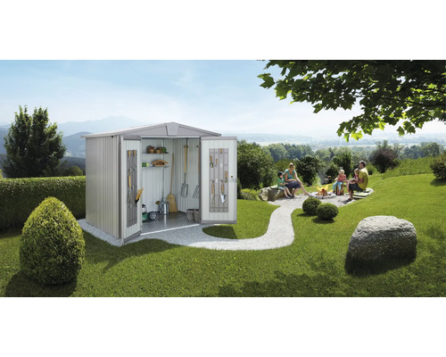 Gerätehaus Biohort Europa 5 316 x 228 cm silber-metallic Gartenszene mit Gerätehaus, Werkzeugen, Familie am Lagerfeuer und gepflegtem Rasen