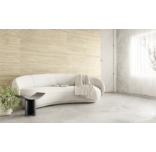 Heller Raum mit Couch, Beistelltisch und Wandfliesen in Holzoptik