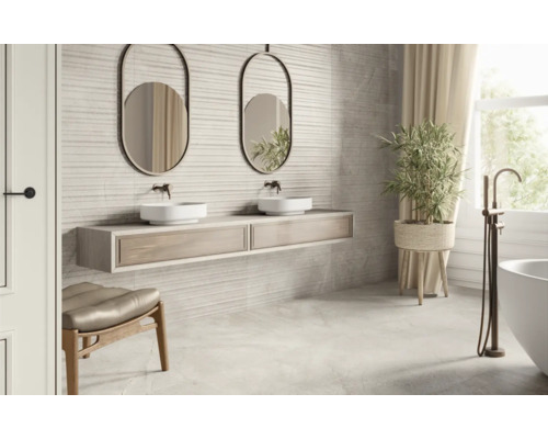Helles Badezimmer mit Doppelwaschtisch, Spiegeln und freistehender Badewanne