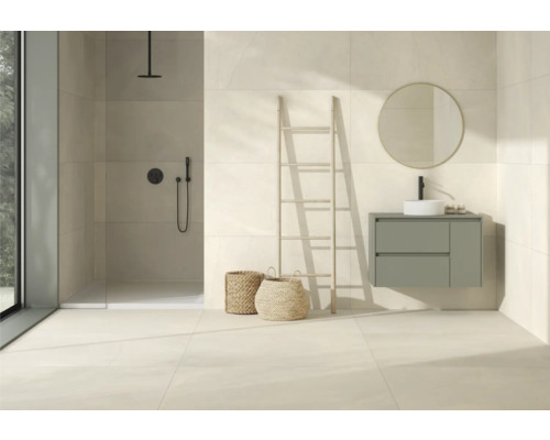 Helles Badezimmer mit Dusche, Waschbeckenunterschrank, Spiegel, Leiter und Dekoration.