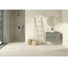 Salle de bains claire avec douche, meuble-lavabo, miroir, échelle et paniers