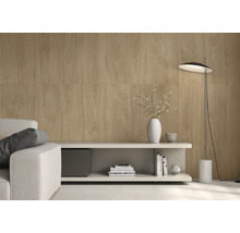 Salon lumineux avec panneaux muraux rainurés, buffet, lampadaire et canapé.