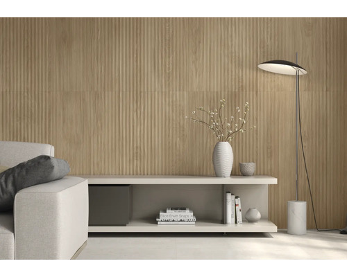 Salon lumineux avec panneaux muraux rainurés, buffet, lampadaire et canapé.