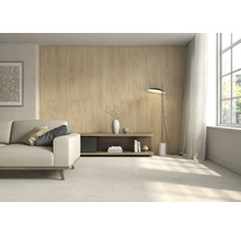 Salon avec canapé, buffet et revêtement mural aspect bois