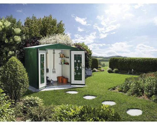 Remise à outils biohort Europa T.5 316 x 228 cm vert Scène de jardin avec cabanon ouvert, outils de jardinage et plantes