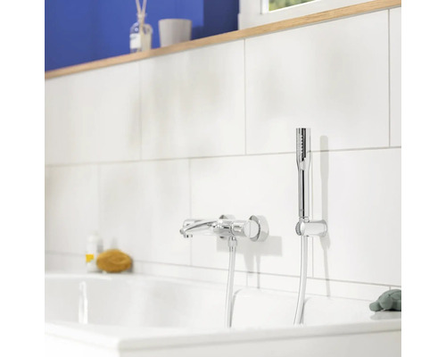 Wandarmatur mit Handbrause an einer Badewanne