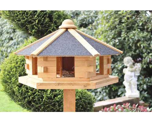 Vogelhaus aus Holz mit Ständer im Garten