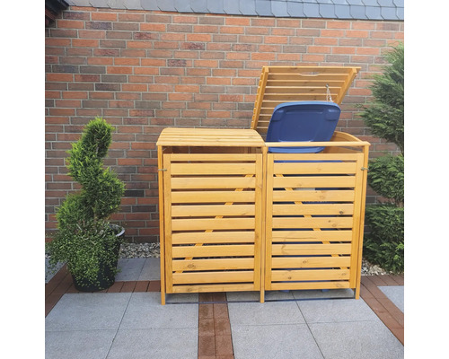 Mülltonnenbox aus Holz mit zwei Fächern und geöffnetem Deckel vor einer Ziegelwand