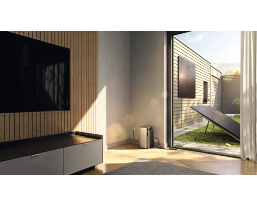 Pièce à vivre avec onduleur solaire, module solaire sur le mur de la maison et générateur solaire dans le jardin