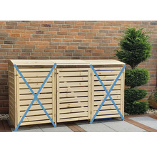 Trois abris poubelles en bois devant un mur en briques