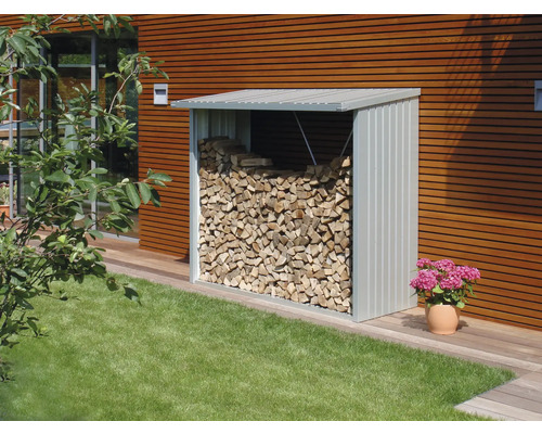 Holzlager mit Holz vor einer Holzwand