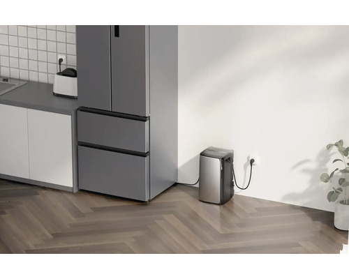 Scène d''intérieur avec combiné réfrigérateur-congélateur et climatiseur portable