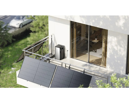 Centrale de balcon avec deux panneaux solaires et stockage d''énergie sur un balcon.
