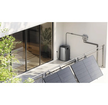 Balkonkraftwerk mit Solarmodulen, Energiespeicher und Wechselrichter an einer Hauswand