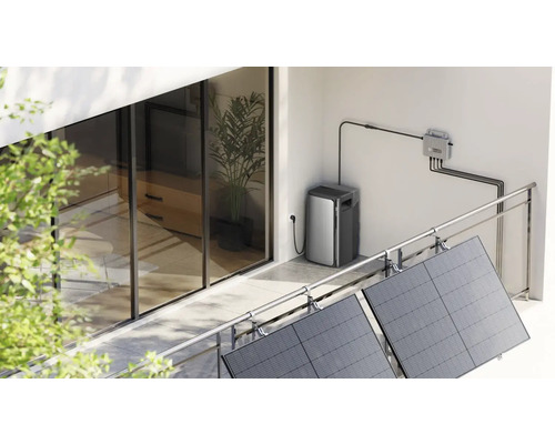Centrale électrique de balcon avec modules solaires, stockage d''énergie et onduleur sur un mur de maison