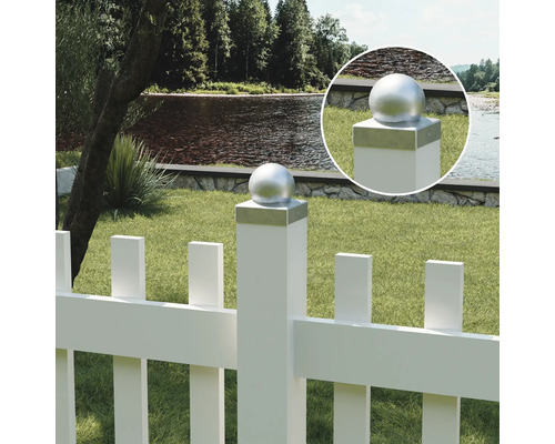 Gartenzaun mit Zaunpfosten und Kugelaufsatz vor Flusslandschaft