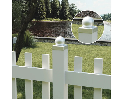 Clôture de jardin avec sphère décorative et rivière à l''arrière-plan