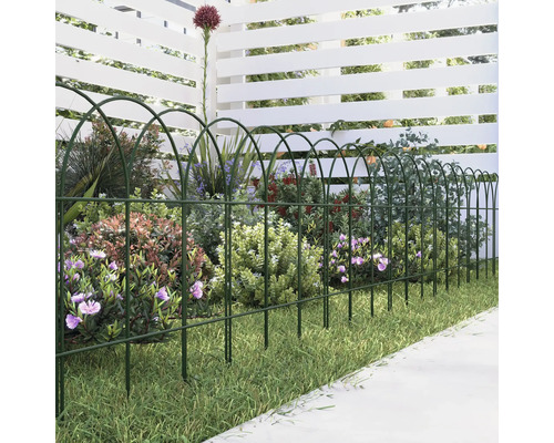 Dekorative grüne Beeteinfassung aus Metall im Garten