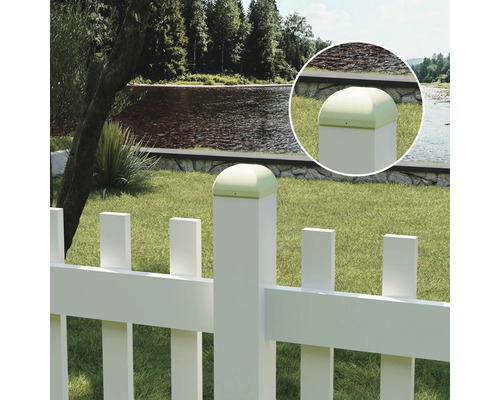 Clôture de jardin blanche avec rivière en arrière-plan