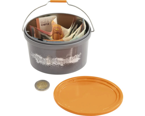 Grauer Eimer gefüllt mit Euroscheinen und einer Euromünze, daneben liegt ein Eimerdeckel