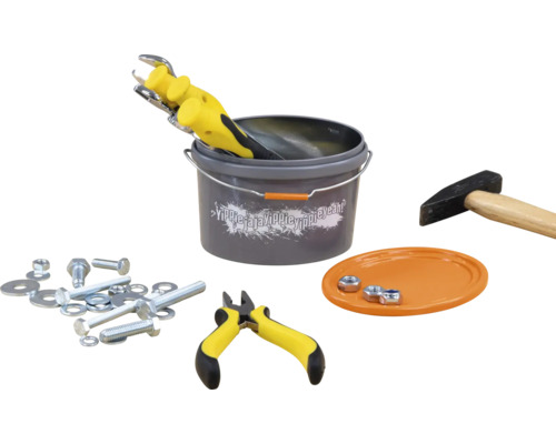 Werkzeugeimer mit Schraubenschlüssel, Hammer, Zange, Schrauben und Muttern