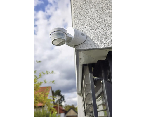 Bewegungsmelder an einer Hauswand montiert