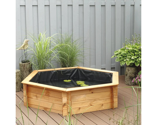 Holzteich mit Teichfolie und Seerosenblättern im Garten