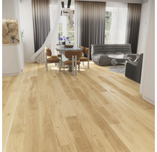 Helles Wohnzimmer mit Holzboden, Esstisch und Sitzgelegenheiten.