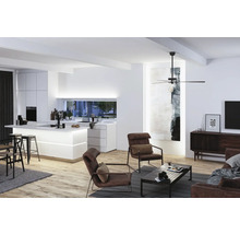 Espace de vie lumineux avec îlot de cuisine, ventilateur de plafond et fauteuils en cuir marron