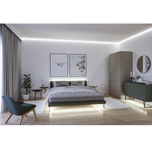 Chambre moderne avec lit, tables de chevet, commode, armoire, chaise et éclairage indirect