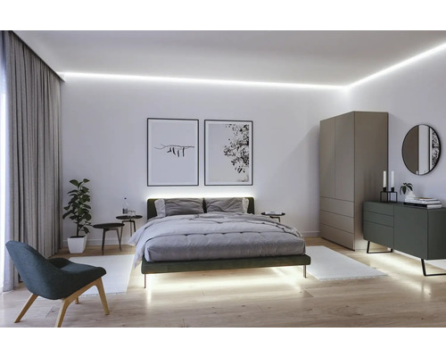 Chambre moderne avec lit, tables de chevet, commode, armoire, chaise et éclairage indirect