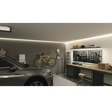 Garage mit Auto, Fahrrad, Werkbank und Werkzeugwand
