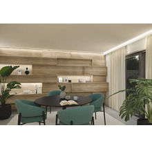 Modernes Esszimmer mit Holzwand, rundem Tisch und grünen Stühlen