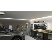 Garage mit Auto, Fahrrad, Werkbank und Werkzeugwand
