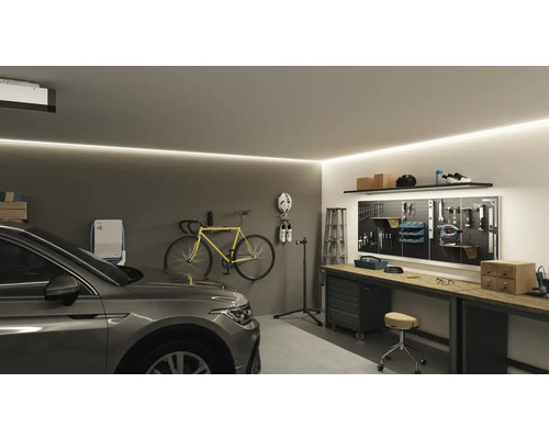 Garage mit Auto, Fahrrad, Werkbank und Werkzeugwand für die Werkzeugaufbewahrung.