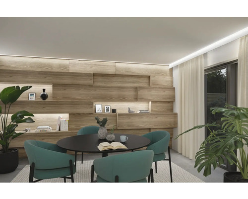 Ein Esszimmer mit Holzwand, Tisch und grünen Stühlen sorgt für eine helle und organisierte Atmosphäre.